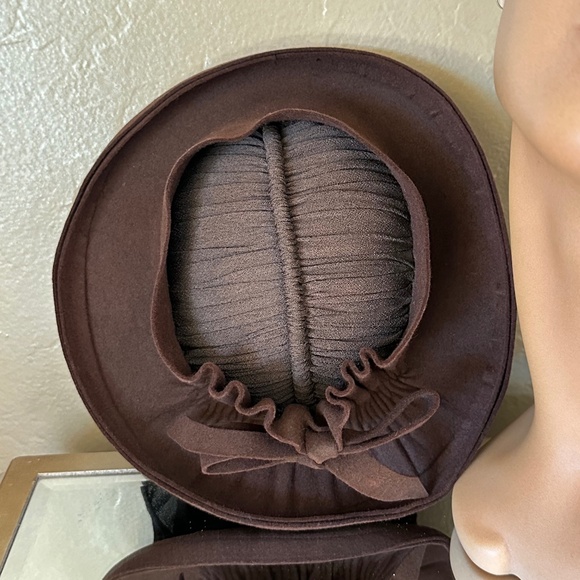 AMAZING 1930s\' BROWN OPEN CROWN TILT FEDORA WITH FABRIC GATHERED \